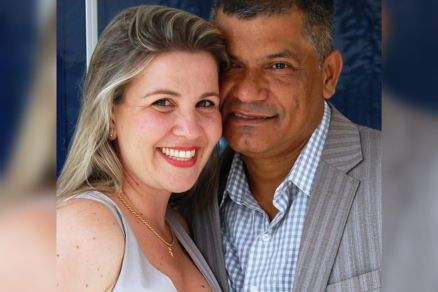 Carla ao lado do marido Edson, que foi morto a tiros pelo amante dela 