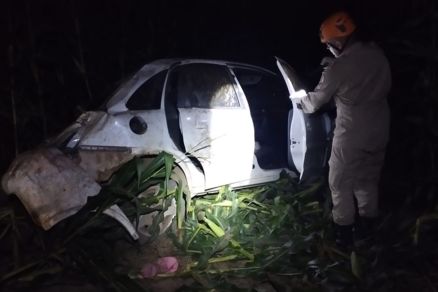 O ve�culo da v�tima parou em uma planta��o de milho