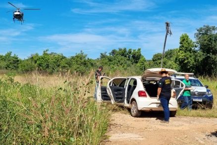 A Politec realizando percia no carro do professor que foi encontrado em mata 