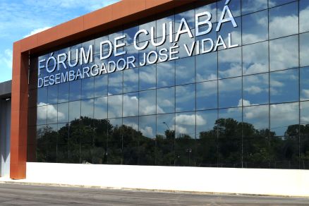 A fachada do Frum de Cuiab, onde o ru foi julgado