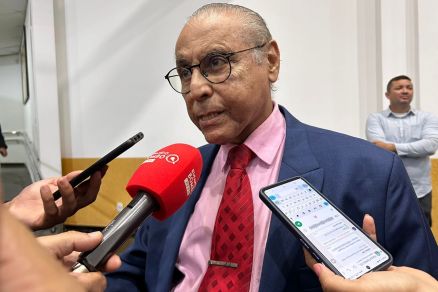 O deputado Jlio Campos: 