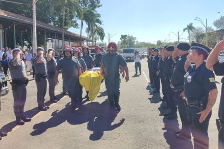 O corpo da deputada Amlia Barros foi transportado pelos bombeiros