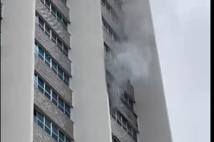 Fumaa saindo da janela do edifcio, que fica na Avenida do CPA