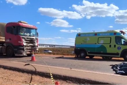 Moto colidiu com uma carreta