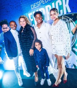 Gabriely Miranda com m�e de Endrick, Cintia Ramos, e restante da fam�lia