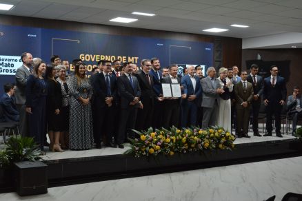 A posse foi oficializada pelo governador Mauro Mendes, acompanhado dos secretrios de Fazenda, Rogrio Gallo, e de Planejamento e Gesto, Baslio Bezerra