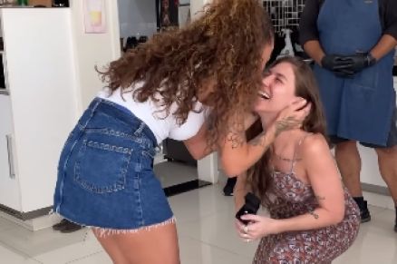 A cantora (de joelhos) e a noiva durante pedido de casamento