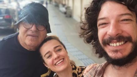 Karine Carvalho mostrou uma foto ao lado do msico e do diretor