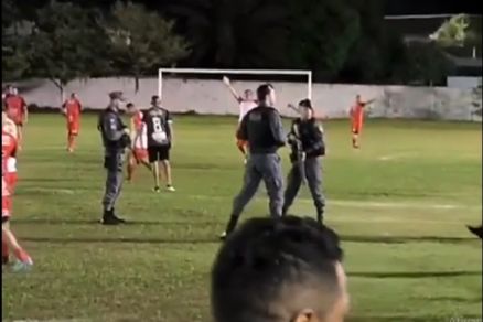 Policiais militares dentro do campo em Rosrio Oeste