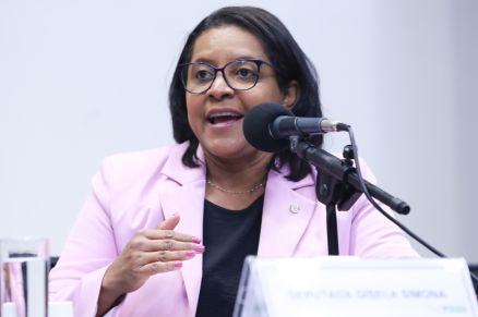 Gisela defendeu uma revis�o nos contratos da prefeitura, mas sem focar 