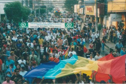 Multido anda pela Av. Getlio Vargas na primeira Parada de Cuiab, em 2003