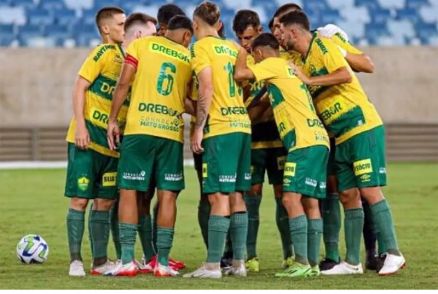 Jogadores do Cuiab na Arena Pantanal