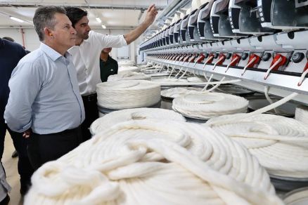 O governador Mauro Mendes visita uma indústria em Mato Grosso