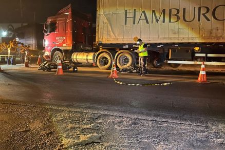 Coliso entre carreta e moto deixou mulher morta na pista 