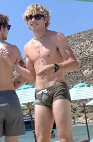 Ross Lynch surpreendeu ao aparecer com a sunga em praia