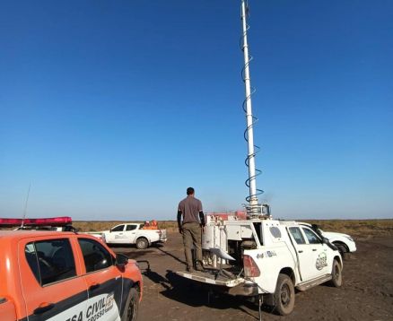 Estao funciona sobre uma caminhonete 4x4 com uma antena de 15 metros de altura