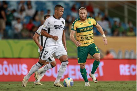 Jogadores do Cuiab e Botafogo disputam lance na Arena Pantanal