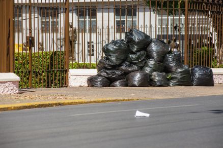 Sacos de lixo amontados em uma calada na regio central de Cuiab