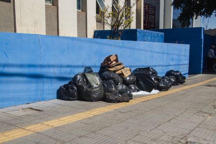 Lixo nas ruas da cidade: servio pode parar no final do ano