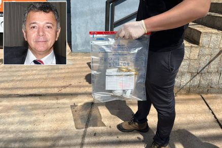 Perito com cpsulas encontradas no local onde Renato Nery (detalhe) foi morto