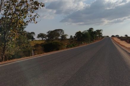 Trecho asfaltado de rodovia 