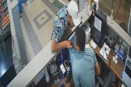 O assaltante aborda a vítima, que está no caixa da lanchonete