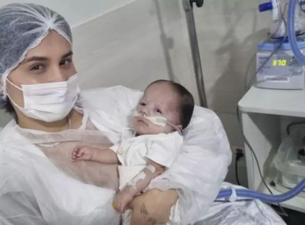 Mulher de Z Vaqueiro mostra filho hospitalizado e desabafa nas redes sociais