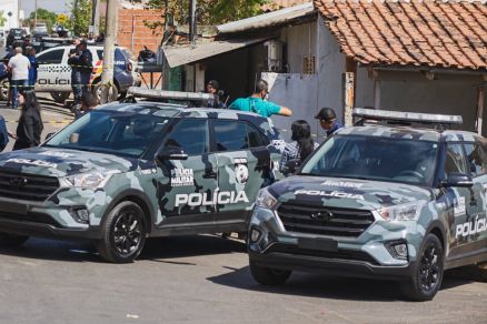 Viaturas em frente ao endereo onde o crime ocorreu