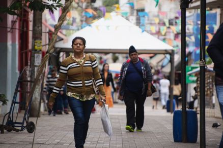 Cuiabanos agasalhados em uma manh de frio na Capital