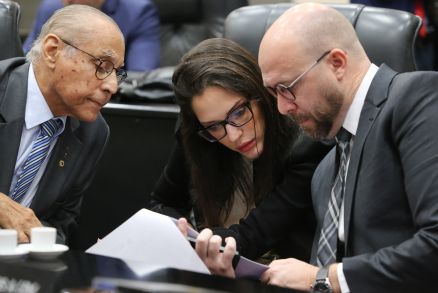 Os deputados Julio Campos, Janaina Riva e Beto Dois a Um