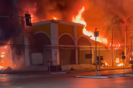 Incncio atingiu o prdio do Shopping Popular em Cuiab 
