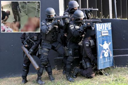 Policiais militares do Bope (Batalho de Operaes Especiais); no detalhe os homens mortos