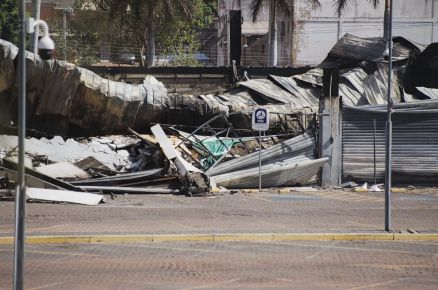 Estrutura do Shopping Popular ficou destru�da com inc�ndio