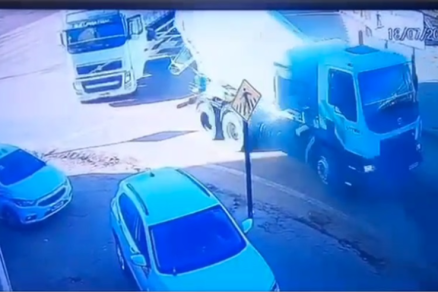 Momento em que o motorista morre prensado 
