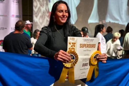 Raquel Cattani segura o certificado de premiao de seus queijos