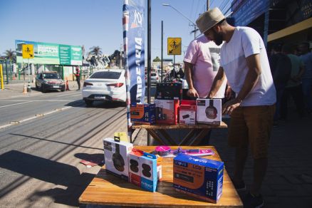Comerciantes ocupam calada em frente ao Shopping Popular 