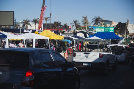 Lojistas montaram bancas na lateral do Shopping Popular 