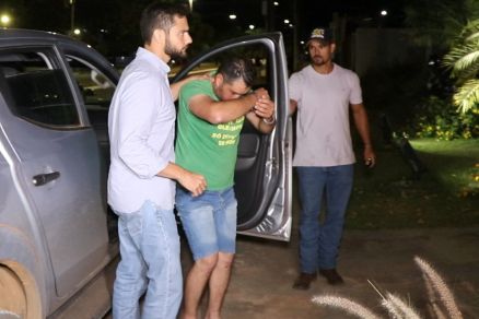 Momento da chegada de Romero  delegacia de Nova Mutum