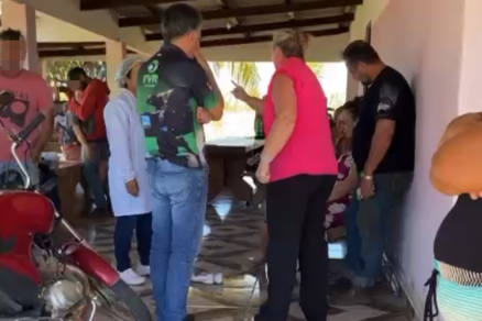 Momento em que a mulher confronta Romero Xavier, ex-marido de Raquel Cattani