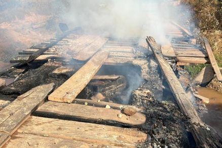 A ponte destru�da pelo inc�ndio 