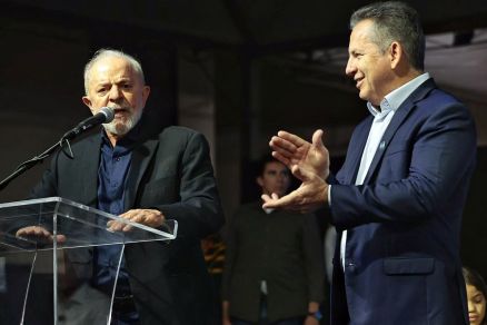 O presidente Lula e o governador Mauro Mendes durante entrega de casas