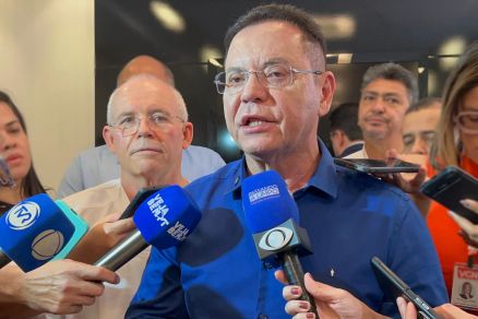 O pr-candidato a prefeito de Cuiab, Eduardo Botelho, e ao fundo o vice, o mdico Marcelo Sandrin