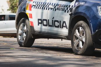 Adolescente mata homem a tiros ao lado de igreja no interior 