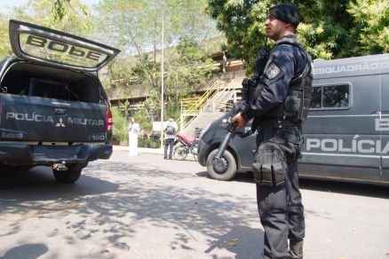 O esquadro antibombas do Bope apura a suspeita de bomba 