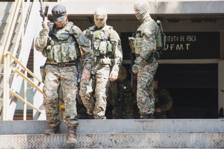 Policiais do esquadro antibomba, que foram chamados at o local
