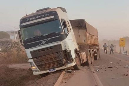 A carreta atingida pela moto de Danilo dos Santos