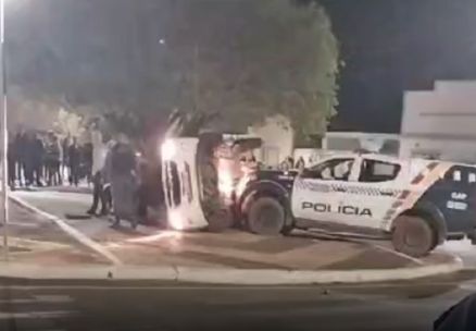 Viatura da PM bateu em carro em cruzamento da cidade