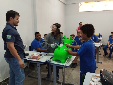Servidores do Indea tm promovido educao sanitria nas escolas e ensinando crianas sobre caminho que os alimentos percorrem at chegar nas casas
