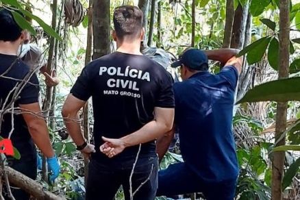 Policiais civis na mata onde o corpo da vtima foi desovado