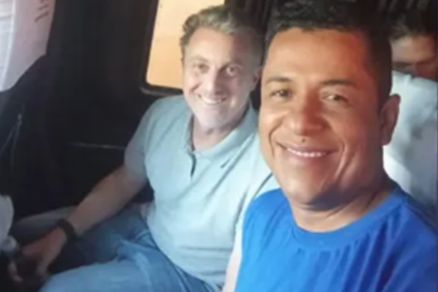Foto de apresentador Luciano Huck com fundador de projeto Erivaldo Rocha